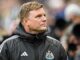 Homme en veste de sport Newcastle.