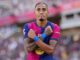 Footballeur célébrant un but pour Barcelone.