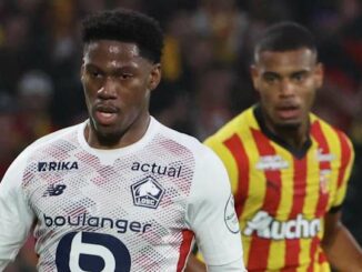 Deux joueurs de football en action pendant un match.