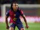 Joueur de football sur le terrain, maillot du Barça.