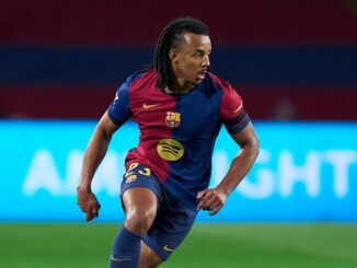 Joueur de football en action sur le terrain.