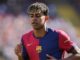 Joueur de football avec maillot Barcelone pendant un match.