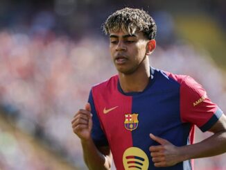 Footballeur avec maillot du FC Barcelone sur terrain.