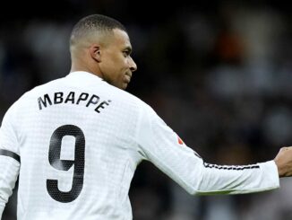 Joueur de football en uniforme blanc.