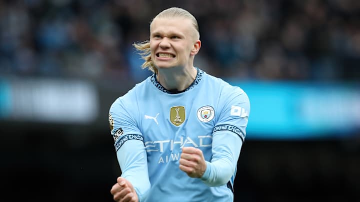 Joueur de football célébrant un but sur le terrain.