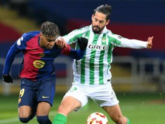 Deux joueurs disputant un match de football.