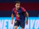 Joueur de football du FC Barcelone en action.