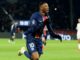Joueur de football célèbre célébrant un but
