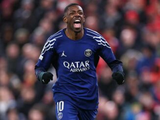 Joueur de football criant, maillot de Paris en match.