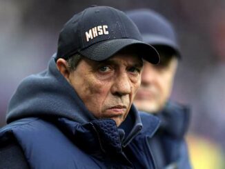 Homme portant casquette MHSC, expression sérieuse.