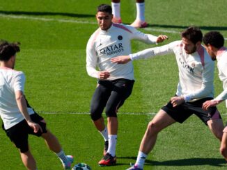 Joueurs de football s'entraînent sur le terrain.
