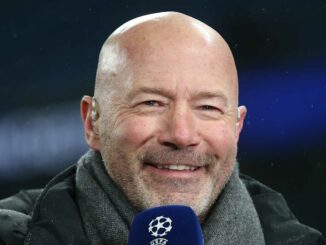 Homme souriant avec microphone de la Champions League.