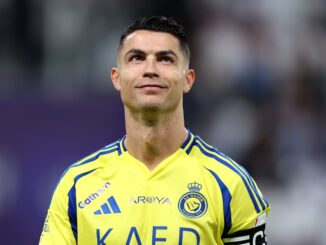 Joueur de football en maillot jaune et bleu.