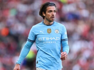 Joueur de football avec maillot Manchester City.