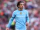 Joueur de football avec maillot Manchester City.