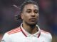Joueur de football en maillot blanc et rouge.