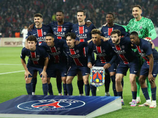 Équipe de football posant avant le match.