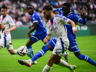 Match de football entre deux équipes en action.