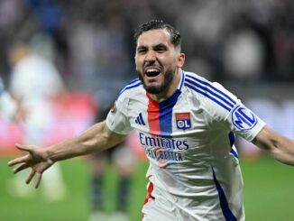 Joueur de football célébrant sur le terrain.