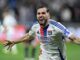 Joueur de football célébrant sur le terrain.