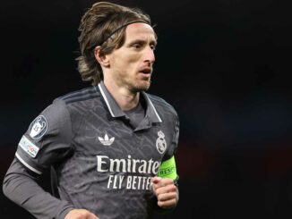 Joueur de football en uniforme noir lors d'un match.