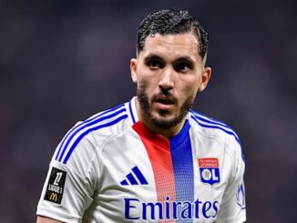Joueur de football de l'Olympique Lyonnais en match.