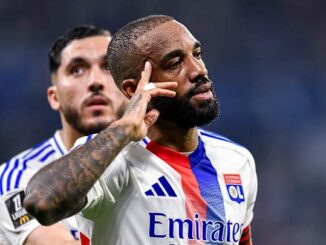 Footballeurs en maillots de l'Olympique Lyonnais célébrant.