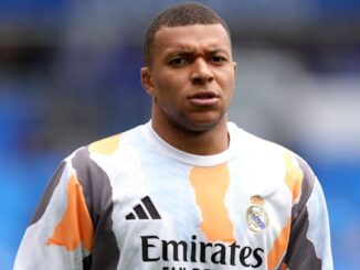 Joueur de football en maillot coloré.