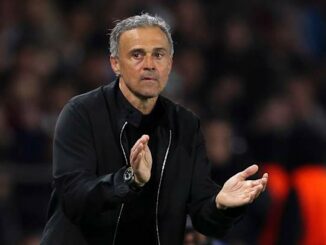 Homme applaudissant avec fond flou.