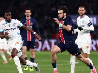 Match de football intense entre deux équipes.