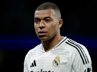 Joueur de football en maillot blanc de Real Madrid.