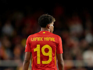 Joueur de football maillot numéro 19 sur le terrain.