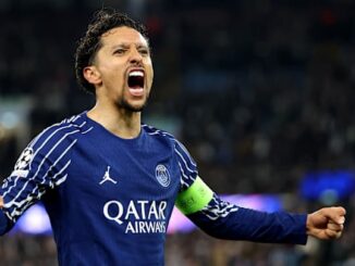Joueur de football criant avec enthousiasme sur le terrain.