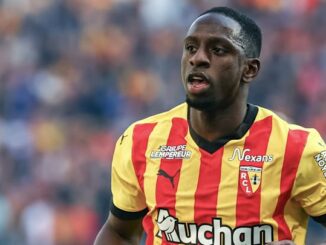Joueur de football en maillot rouge et jaune.