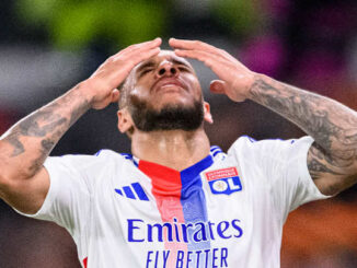 Joueur de football déçu sur le terrain.