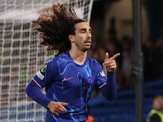 Joueur de football pointant le doigt sur le terrain.