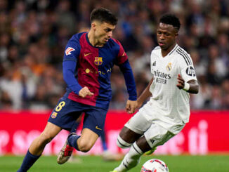 Deux footballeurs s'affrontant sur le terrain.