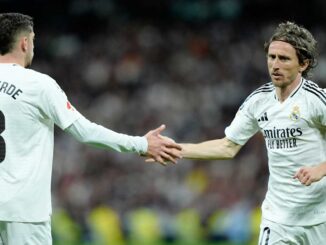 Deux joueurs de football se serrent la main.