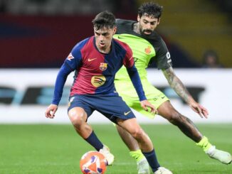 Match de football entre deux joueurs en action.