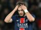 Joueur de football préoccupé sur le terrain.