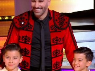 Homme en costume rouge avec deux enfants heureux.
