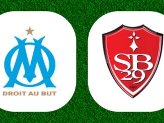 Logos de deux clubs de football sur pelouse.