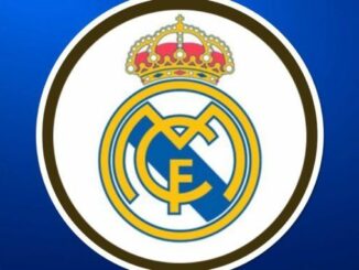 Logo du Real Madrid sur fond bleu.