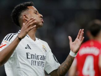 Footballeur frustré sur le terrain lors du match.