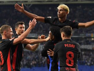 Célébration de victoire par des joueurs de football.