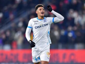 Joueur de football célébrant sur le terrain.