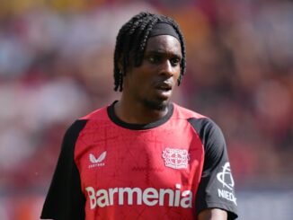 Joueur de football en maillot rouge et noir.