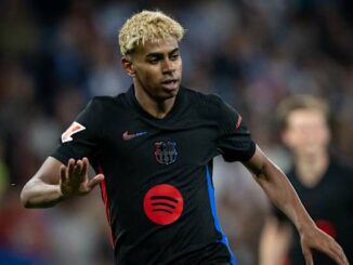 Joueur de football en action sur le terrain.