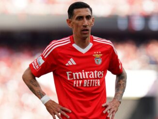 Joueur de football en maillot rouge sur le terrain.