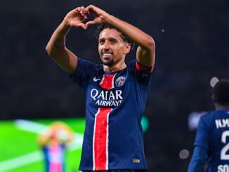 Joueur de football formant un cœur avec ses mains.